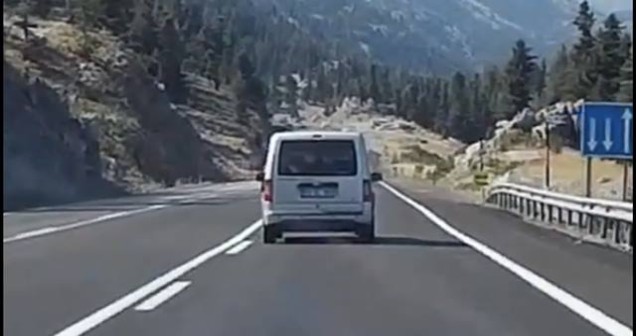 3 Şeritli Yolda Sağdan Sollama Yapılır mı? Trafik Kuralları ve İstisnalar